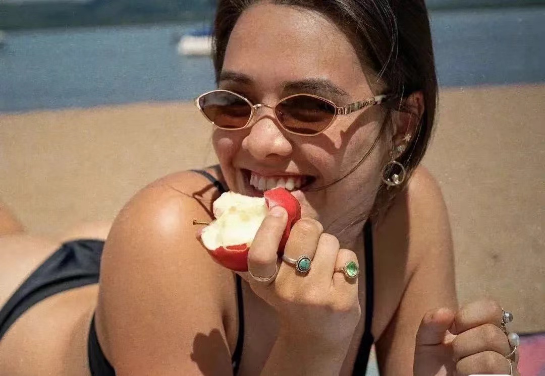 有一种尴尬叫“星二代玩性感”，*裤底**胸部全露，让明星父母都脸红