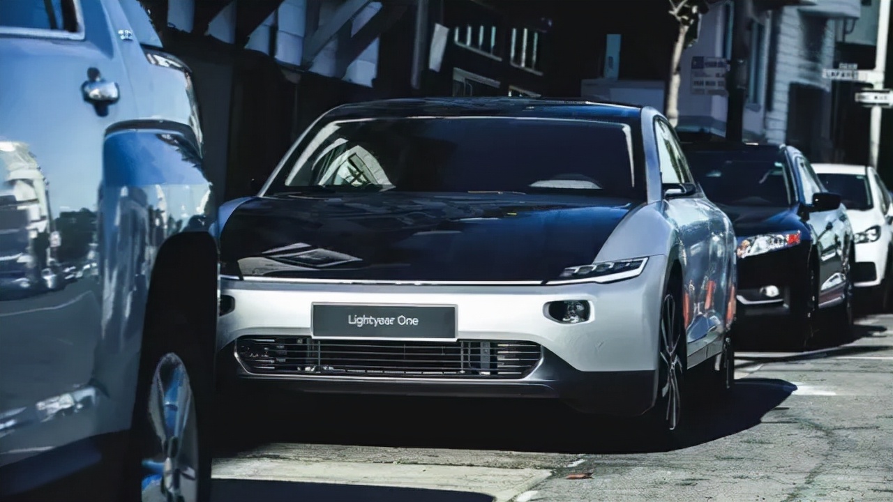 最新太阳能充电汽车,最新能太阳能充电的车