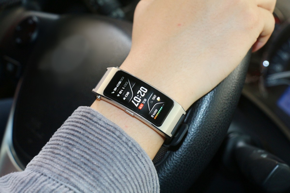 手环耳机二合一华为b7上手体验,华为什么时候发布新款B7手环