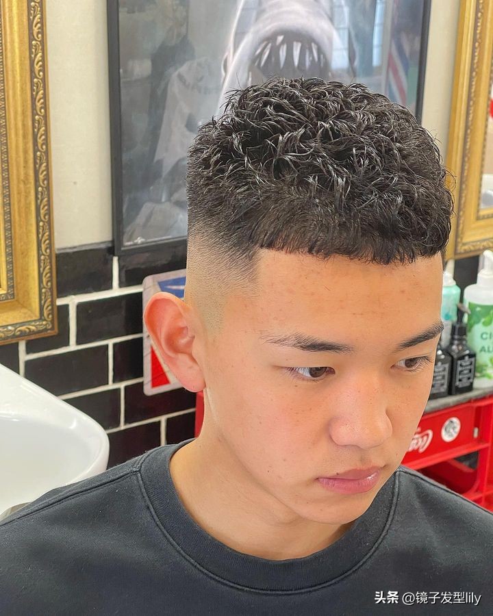 满头白发大叔剪款大背头真帅气,大背头发型推荐中年男