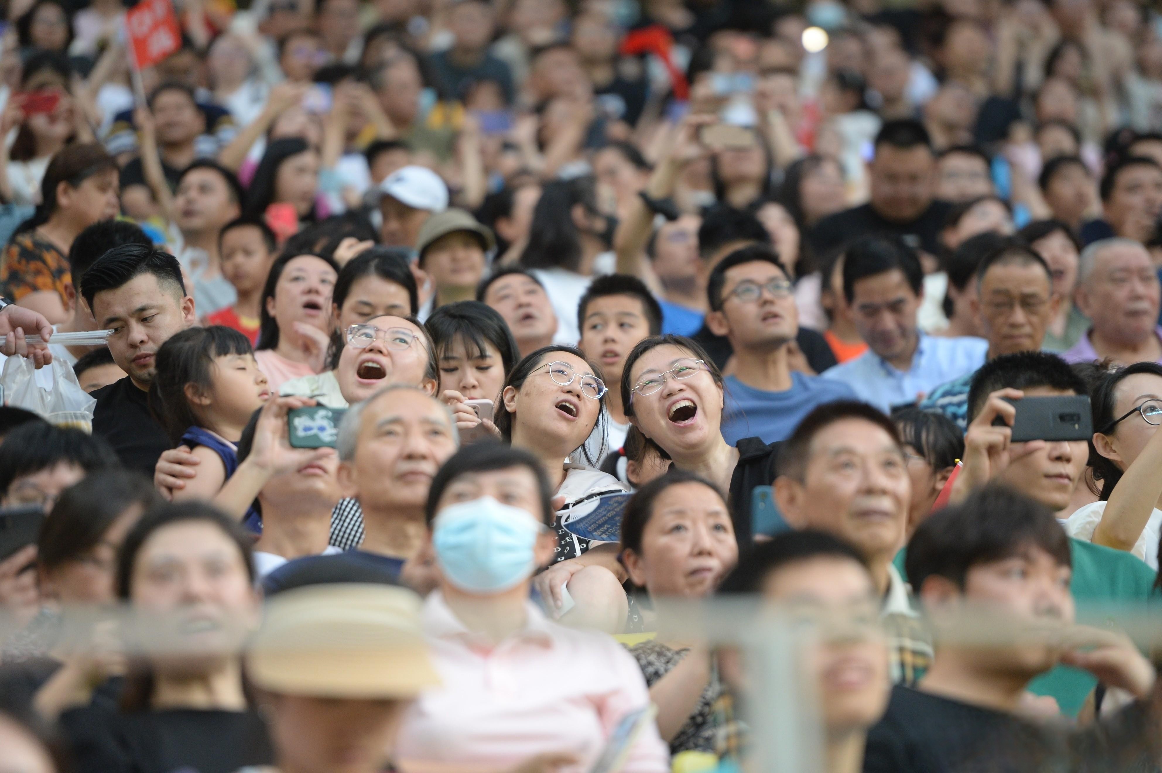香港足球队黄日华踢人是真的吗,陈百祥对黄日华踢球看法