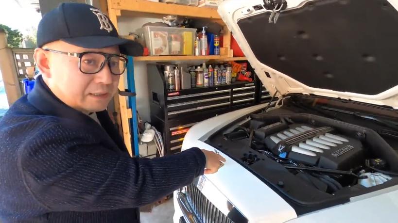 女儿不爱坐劳斯莱斯！华人男子花4年把它改成电动车