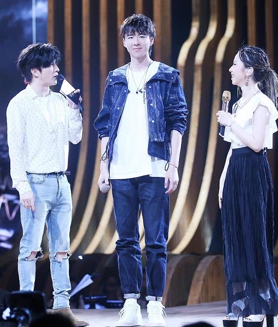 内娱合格爱豆蔡徐坤,蔡徐坤和成毅谁火