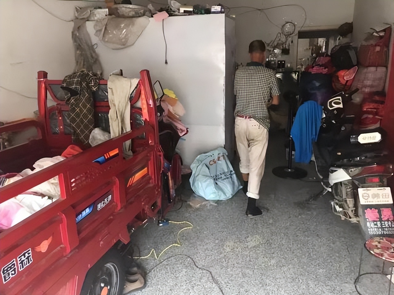 小女孩疑遭父母当街残忍虐待后续,虐待殴打儿童家庭暴力事件