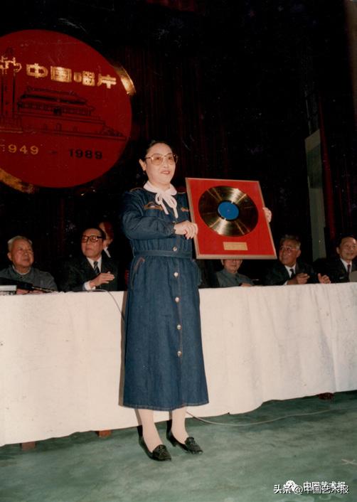 杩欎釜灞曡涓轰粈涔堜細闇囨捈浜哄績,杩欎釜灞曡鎵撶牬鑹烘湳鍜岀敓娲荤殑鐣岄檺