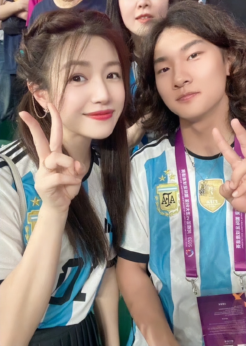 闯球场的球迷,球迷冲进球场拥抱梅西跑了多少米