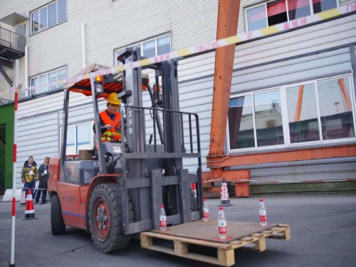 请问叉车证在哪里考需要多少钱,盐城考叉车证需要多少钱