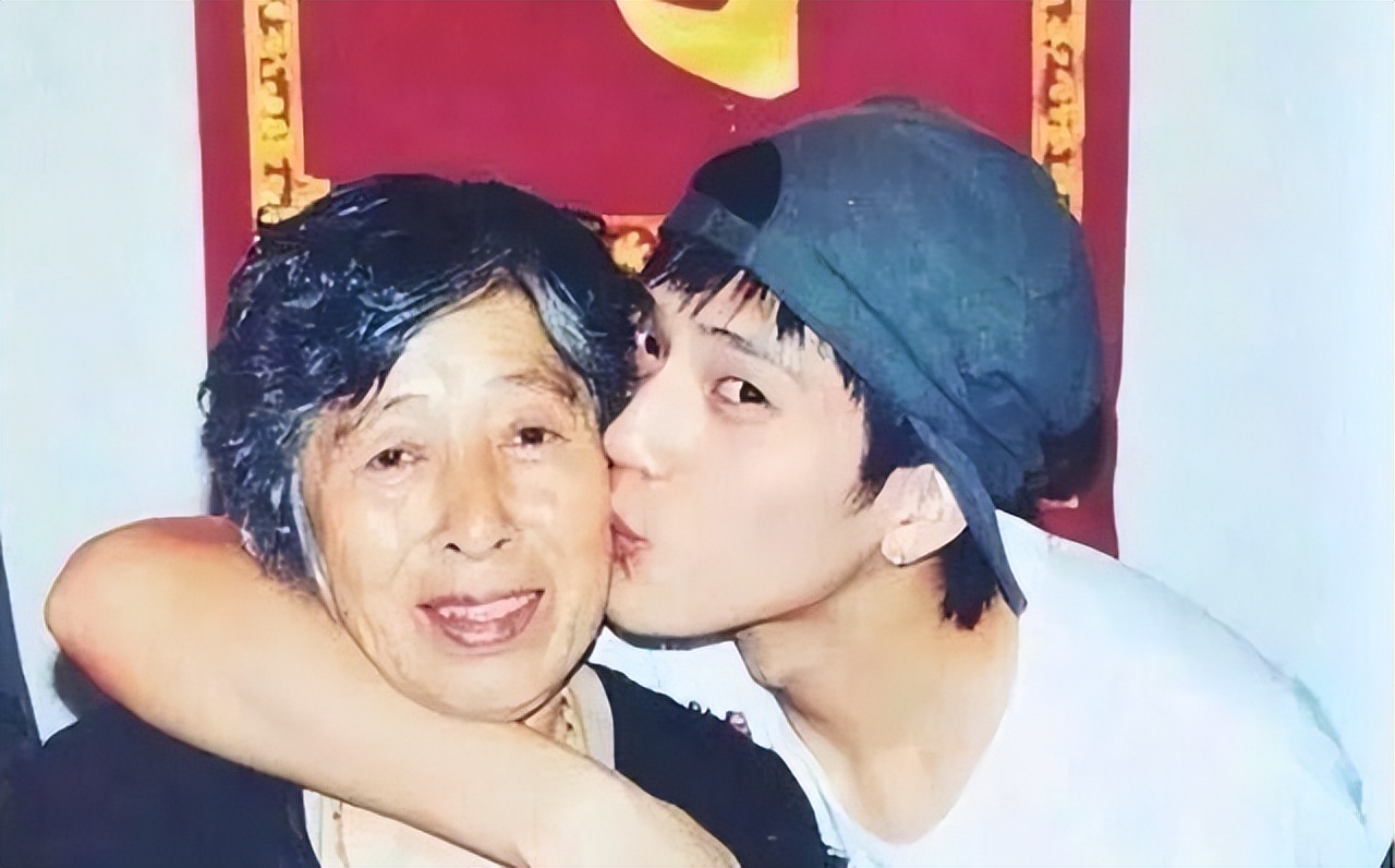 井柏然奶奶养大父母认亲视频,井柏然成为大明星后父母再来认亲
