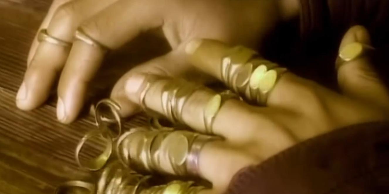 男子捡六十九枚金戒指,村民捡到67枚金戒指