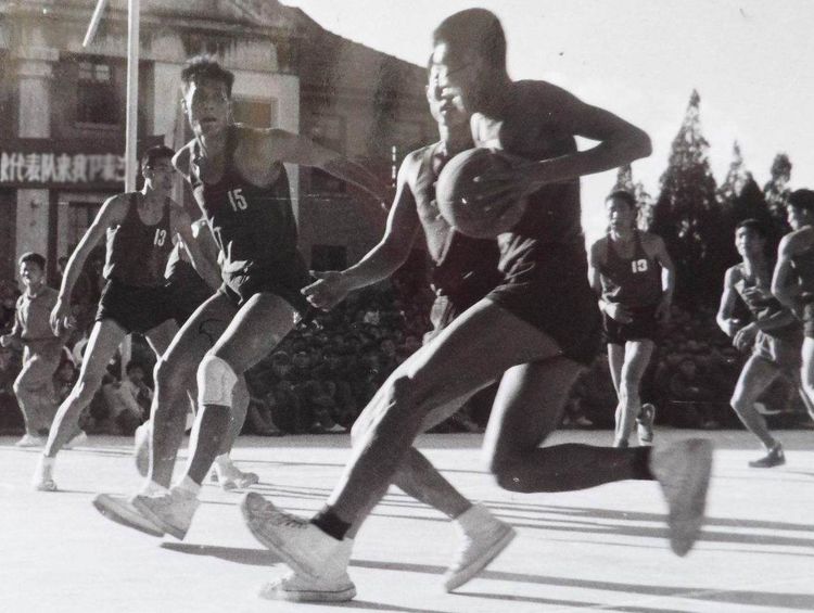 一场惊心动魄的篮球赛,一场别开生面的篮球赛作文