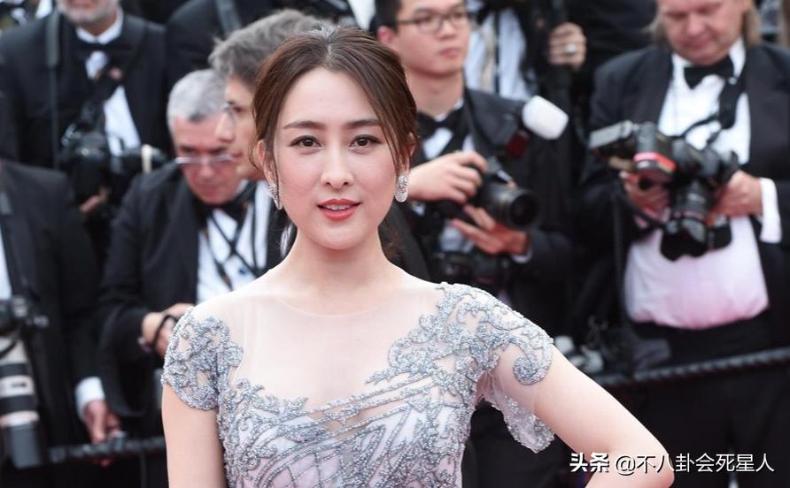 冬天走红毯穿得厚的女明星,女明星走红毯的穿着