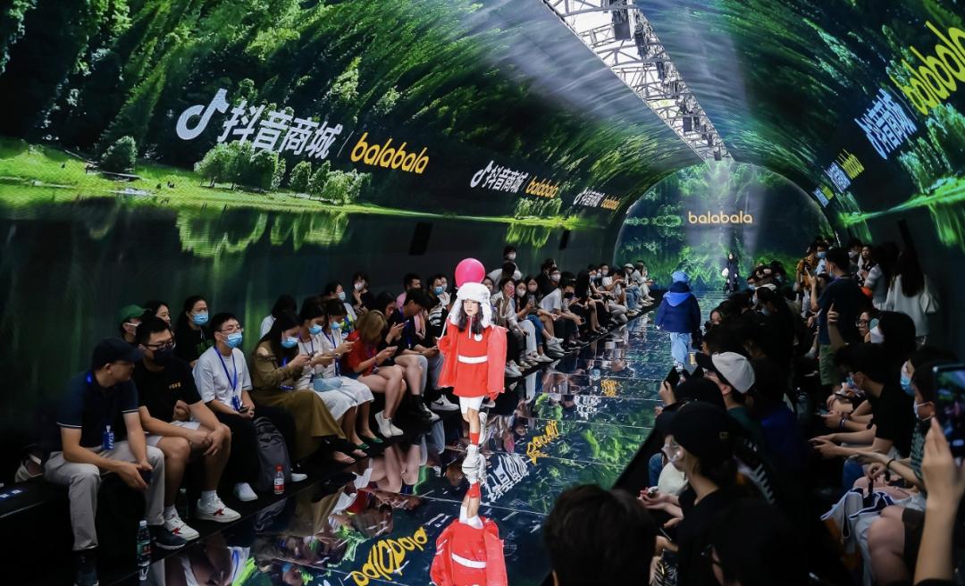 巴拉巴拉童装男童5-12岁潮流,巴拉巴拉童装与班尼路童装哪个好