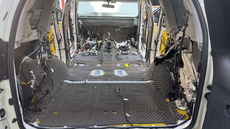 普拉多4000做全车隔音施工,云南普拉多隔音效果改装案例