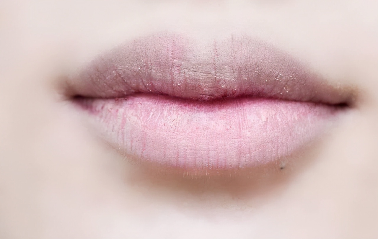 躺下睡觉嘴巴发干,一睡觉就舌苔发白嘴巴发干