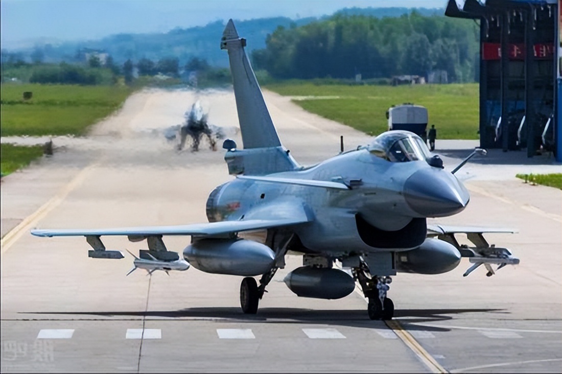 歼-10C又获出口订单？罕见获印媒极力称赞，将成“非洲最强战机”
