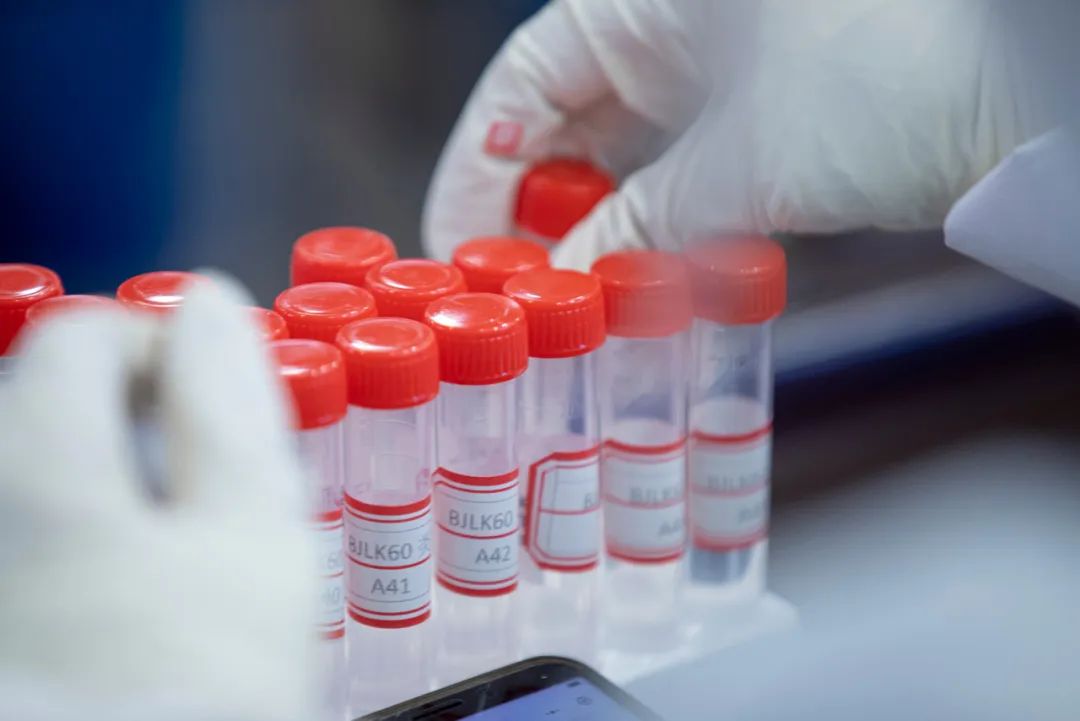 上海一区公告：7天4检！沪35个区域解除管控！一地新增232例无症状！网红用“警用直升机”拍视频？警方通报