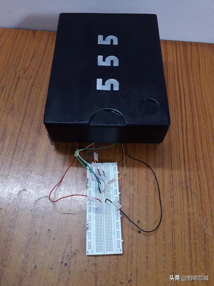 555芯片定时器工作原理,555定时器构成单稳态触发器