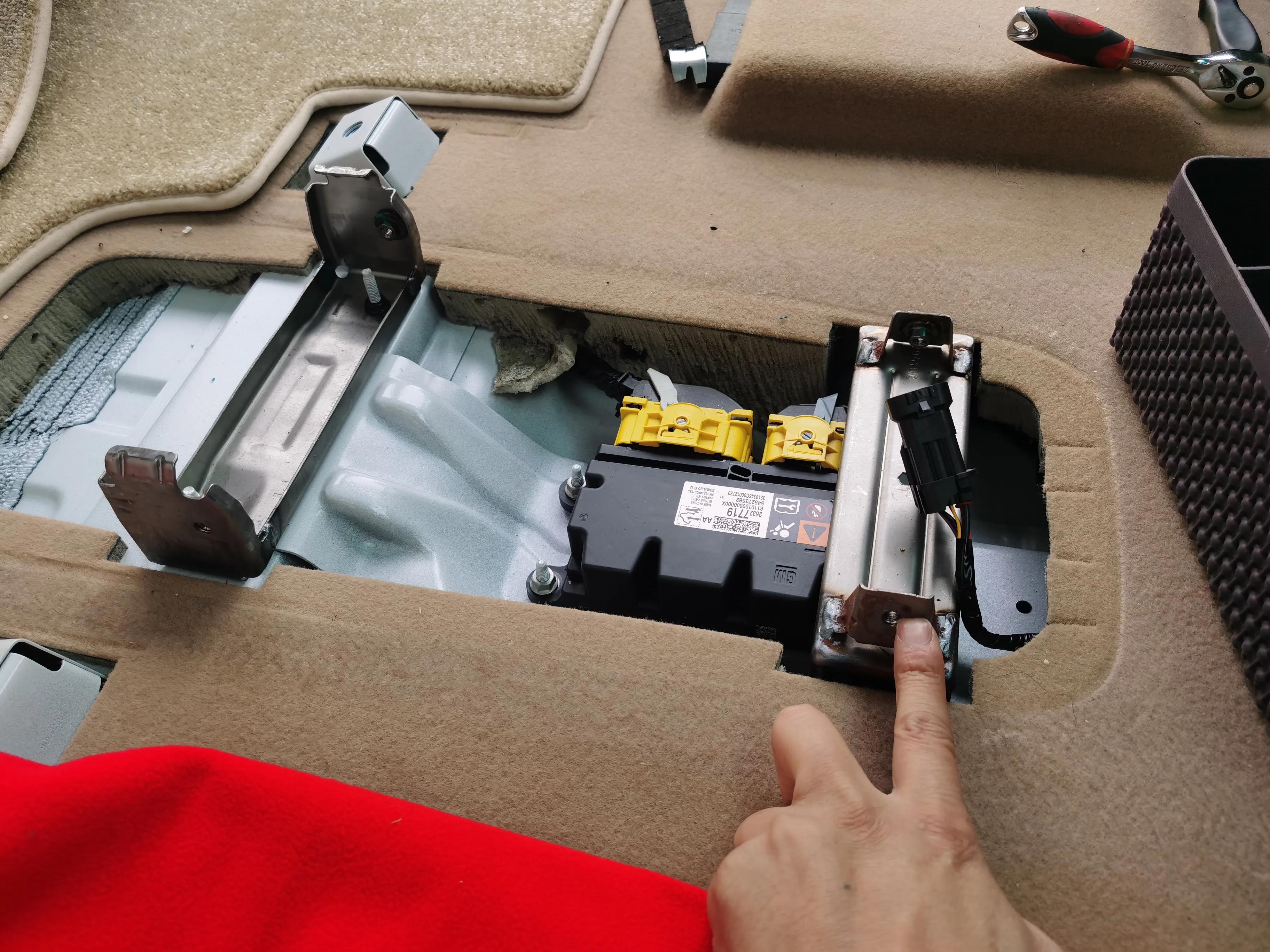 别克gl8扶手箱220v电源怎么接,别克gl8安装原车扶手箱