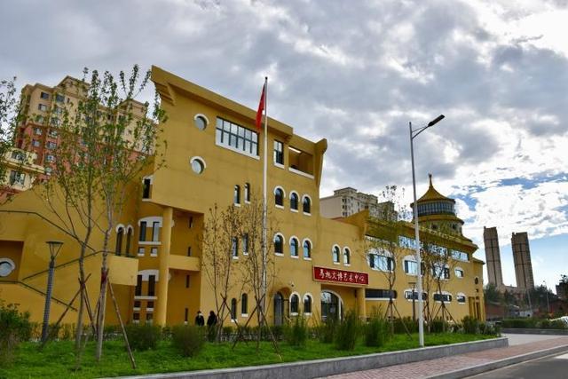 身穿15元鞋子老人向社会捐款1000万,老人穿15元鞋给家乡捐款1000万