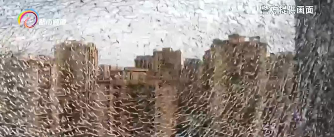 钢化玻璃突然炸裂的房屋,房子玻璃突然内层破裂是什么情况