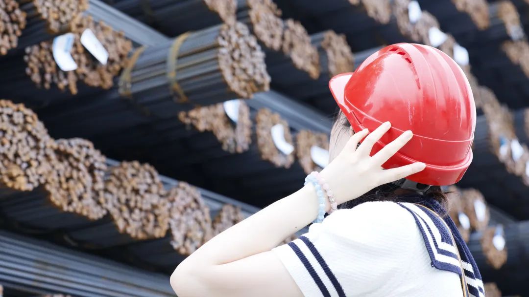 惨烈!钢价暴跌钢企巨亏,钢铁产能过剩的“罪”与“罚”