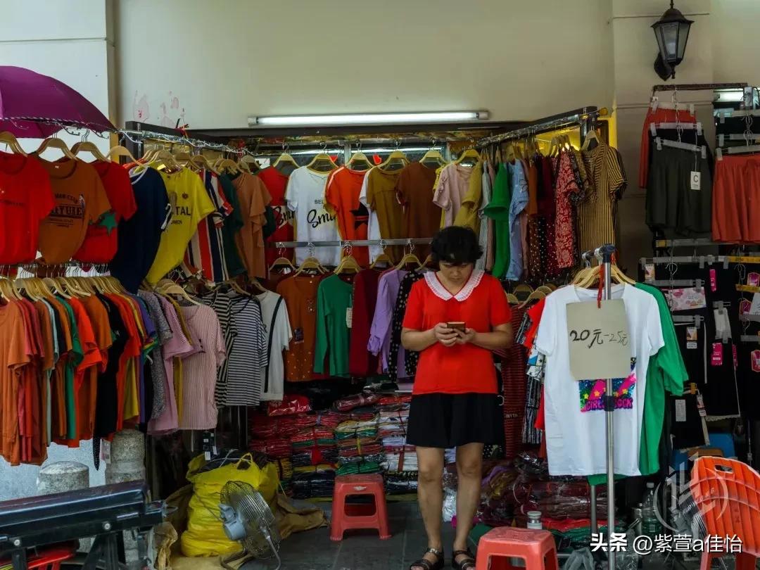 摆地摊卖衣服好还是卖饰品好,乡镇摆地摊卖衣服赚钱吗