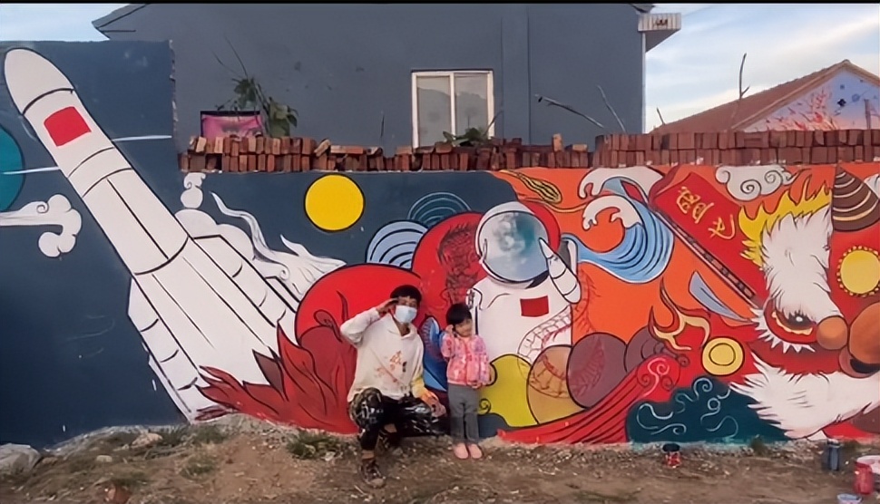 现实版“神笔马良”大新：凭一支笔带全村暴富，被华春莹点赞