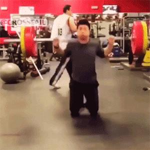 教练辅助女学员深蹲,教练辅助女生深蹲150kg