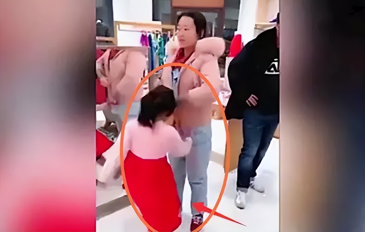 高铁女孩被熊孩子父母掌掴视频,女子高铁上制止熊孩子被家长掌掴