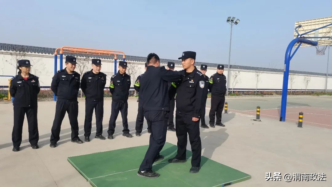 坚持政治建警打造五型警队,多措并举打造义警队