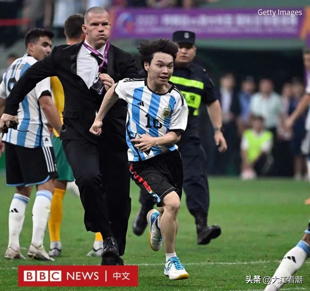 拥抱梅西小伙子全场尖叫,拥抱梅西的18岁球迷全过程