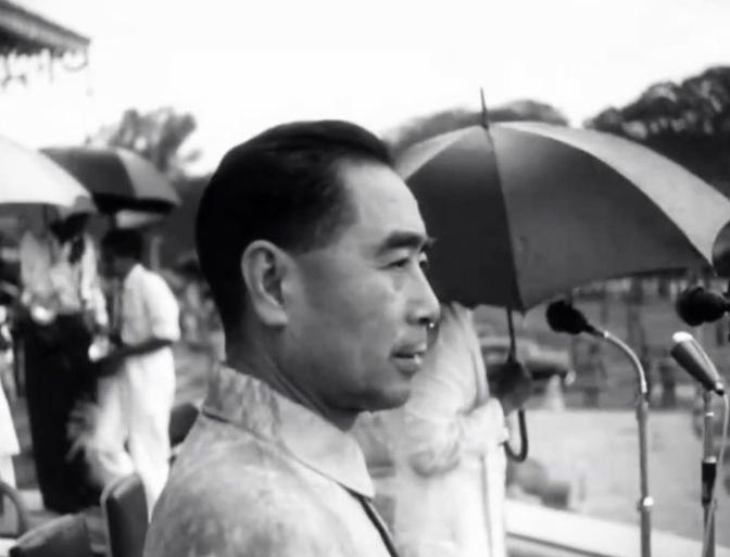 金日成访华，突然被少将搂住脖子，周恩来严厉批评：他已不是营长