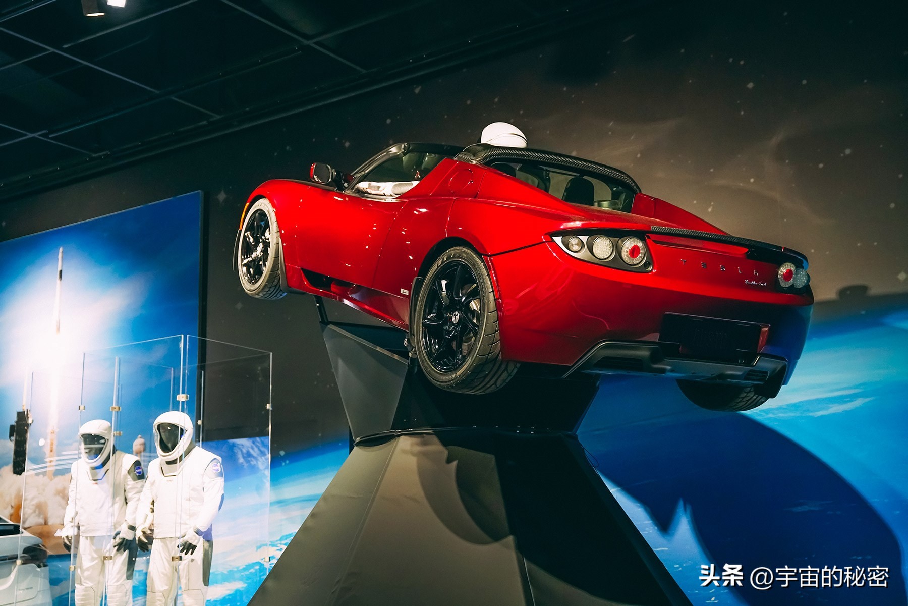 太空中真有一辆汽车？是的！它位于火星和地球之间，围绕太阳公转