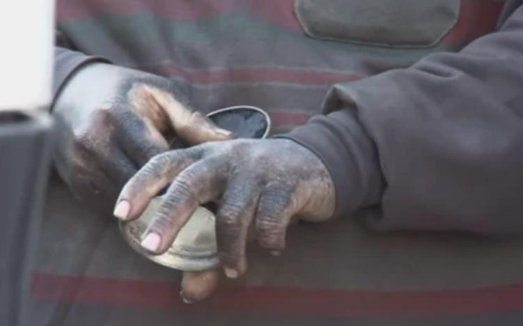 韩国男子每天用鞋油抹脸纪录片,韩国男生每天擦脸