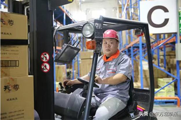 河南鹤烟物流：用担当实干擦亮*党**旗底色