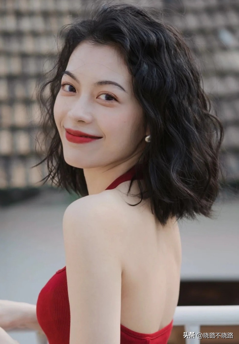 头发不要留黑长直也别留超短发,超短发不显老的烫发