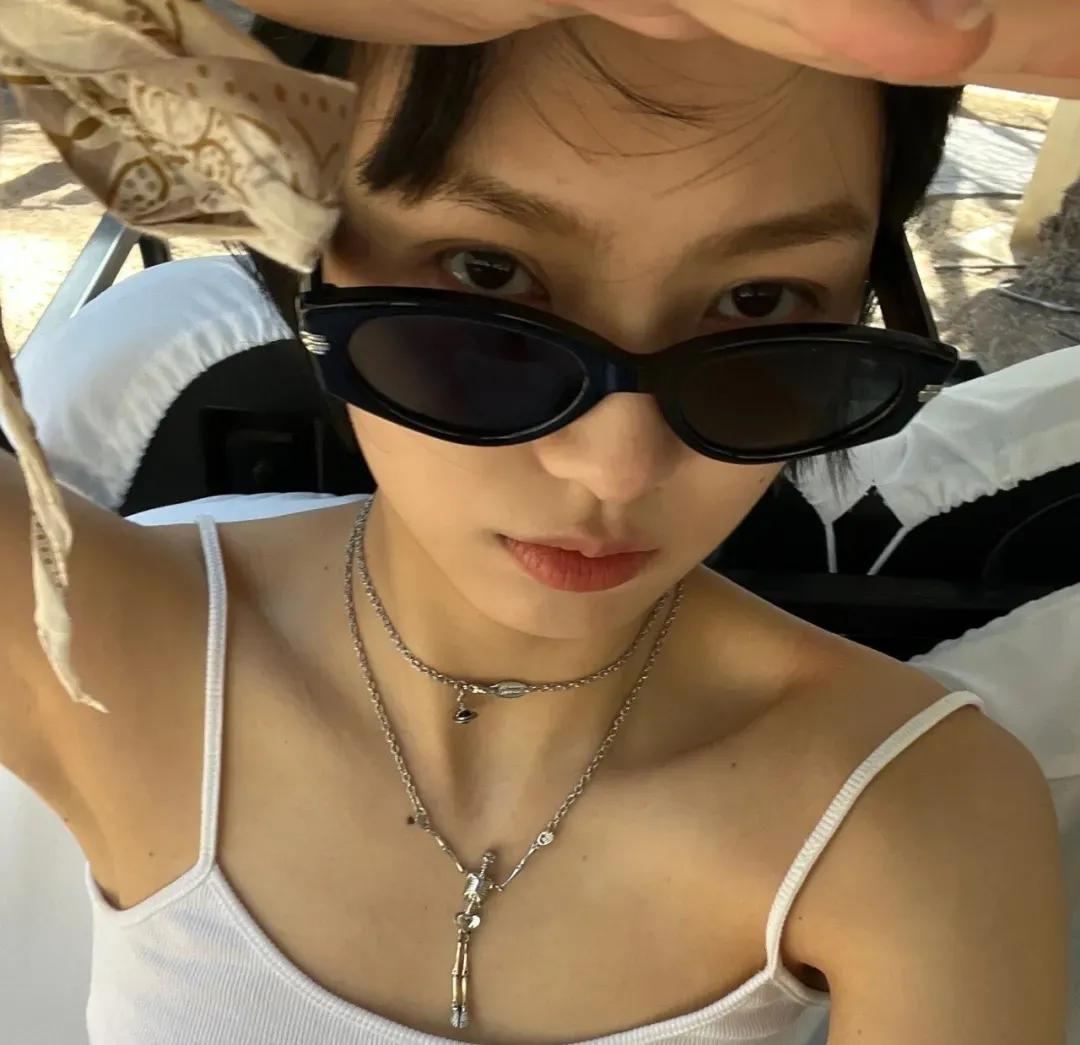 女头像ins高级感阳光图文,女生头像真人ins高级质感半脸图片