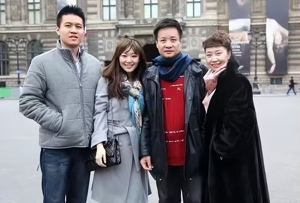 60岁阎维文全家近照呵护患癌妻子,歌唱家阎维文女婿是谁