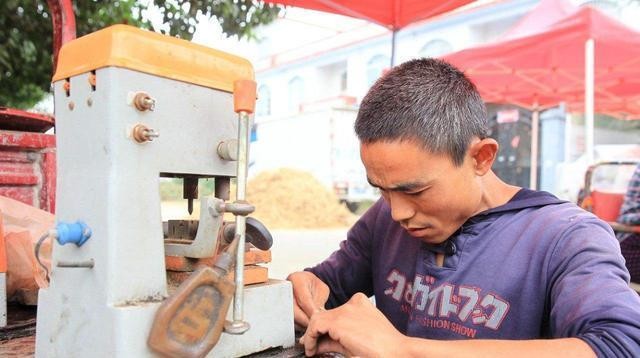 90后小伙花140万买50米船结婚,90后小伙卖掉人生第一辆车