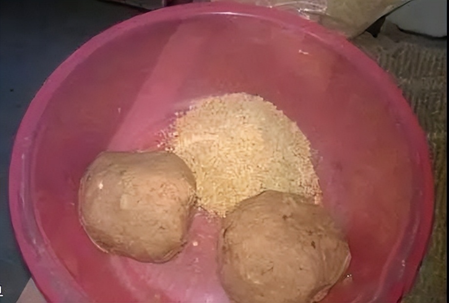 老大爷用什么饵钓鱼,老汉河边野钓饵料