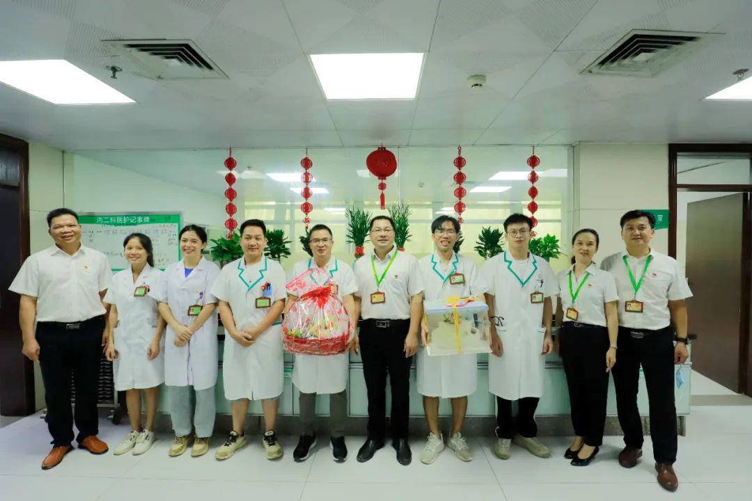 致敬每一位在抗疫一线的工作人员,致敬每一位奋斗在前线的医护人员