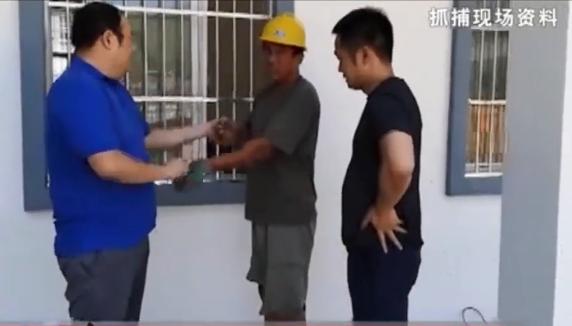 放牛娃捡到一枚古钱币,小伙捡了一千多钱一看原来是冥币