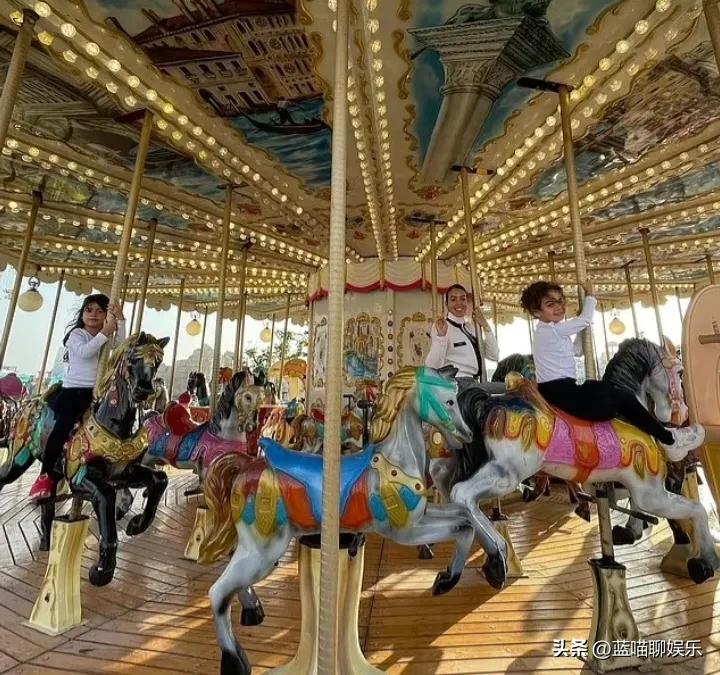 乔治娜身穿小香风外套和C罗在游乐场度过了愉快的一天，性感时髦