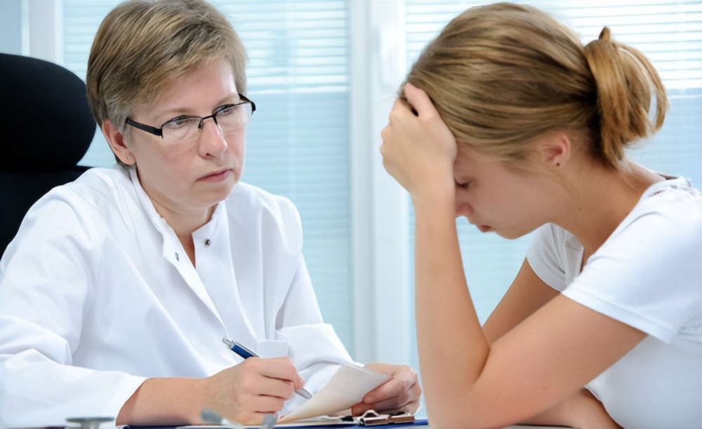 为何白头发越长越多?医生坦言:除了年龄,还可能是缺乏2种营养素