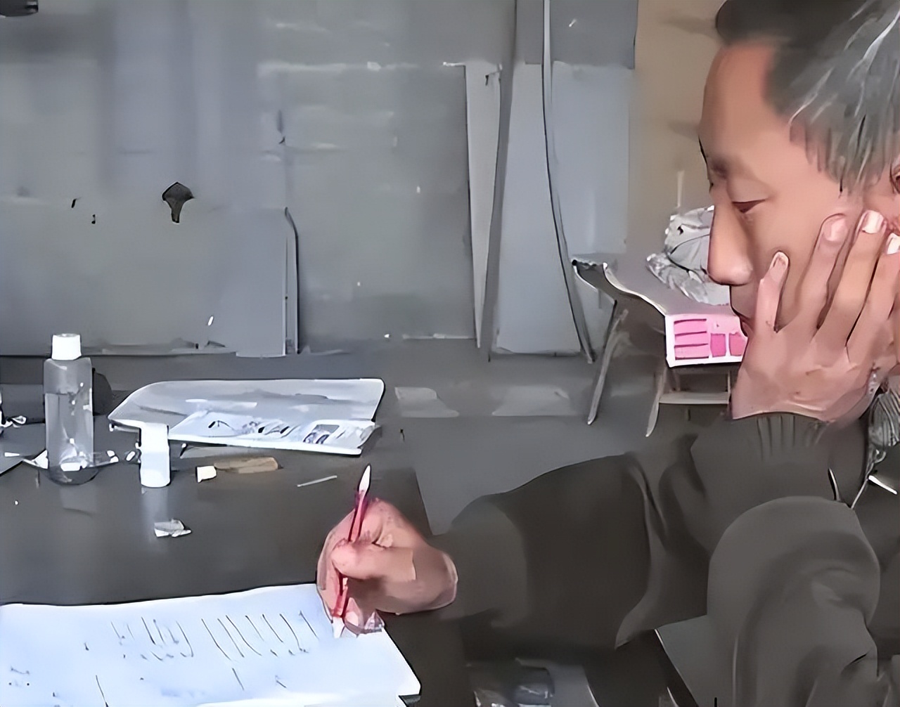 遂宁男子十年蜗居桥洞研究彩票,四川老汉研究彩票住桥洞