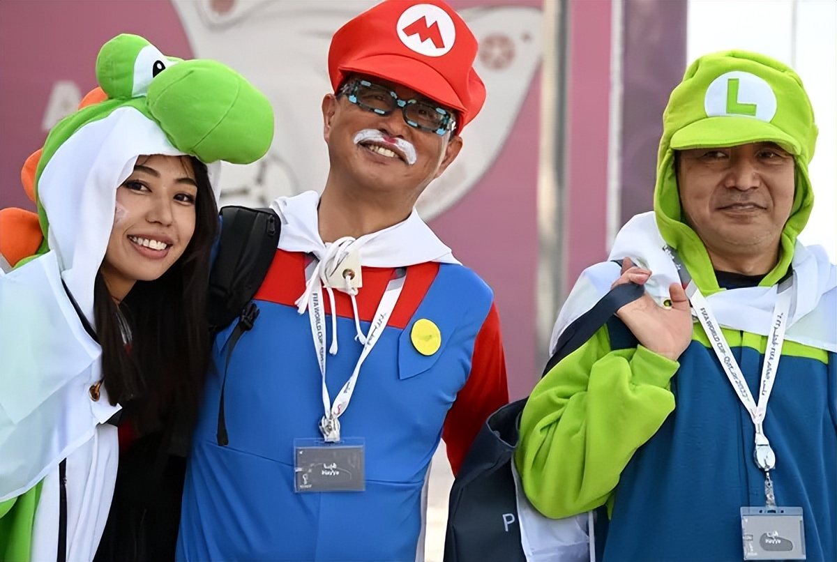 卡塔尔世界杯让人惊艳的美女,卡塔尔世界杯赛场球迷疯狂瞬间