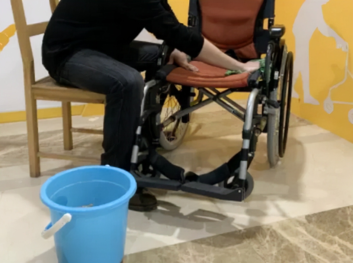 老年人专用轮椅怎么挑选,如何给老人挑选手动轮椅