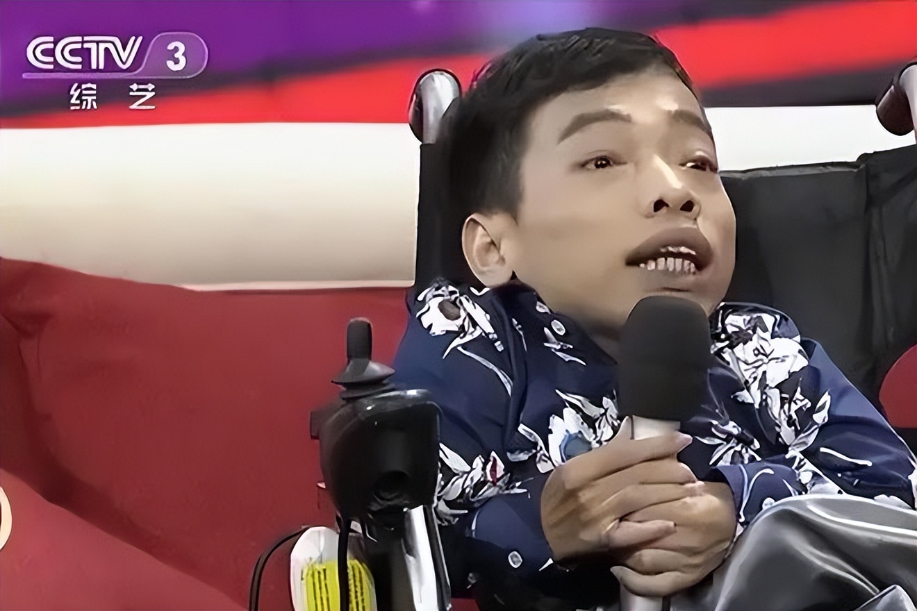 他，身高0.9米穷小子，豪赚3亿，迎娶1.7米美女，比我们强在哪里