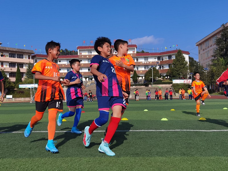 乡村学校绽新颜,鲁布格镇中心小学的快乐出发