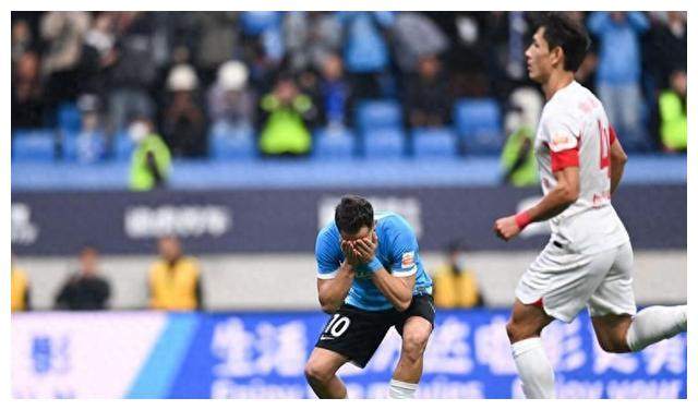 海港球迷高举南通球衣挑衅！林良铭送王大爷羽绒服李帅祝福老东家